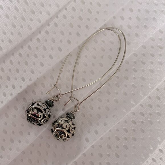 EARRINGS ball filigree topped with hematite disc all silverplated - Picture 3 of 5